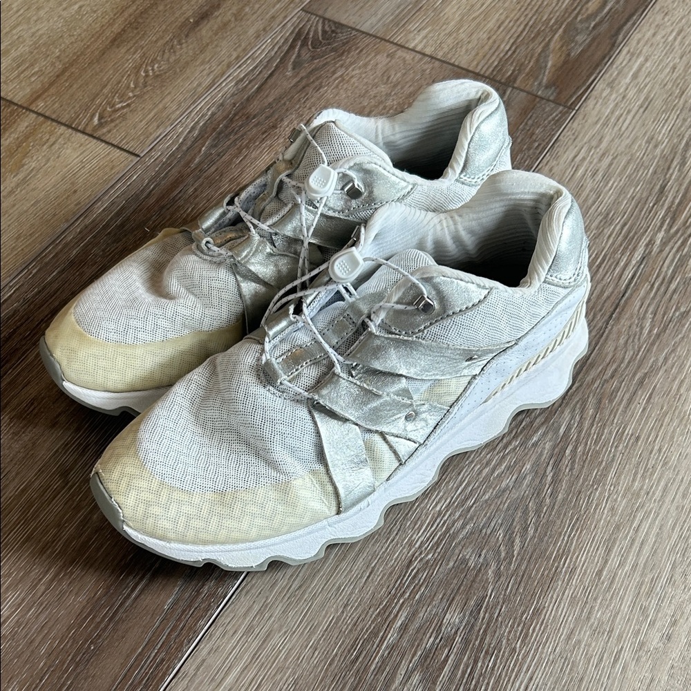 ••SOREL••Women’s White+Silver Sneakers